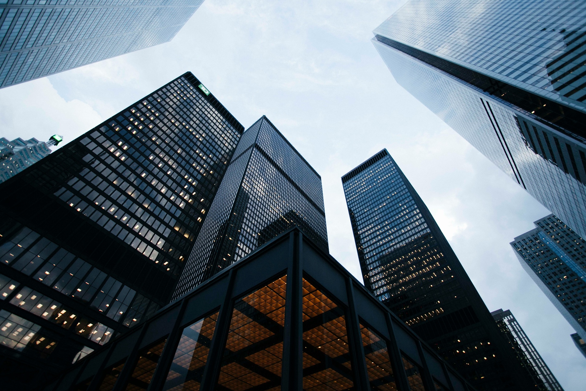 Gratte-ciels corporate vus en contre-plongée
